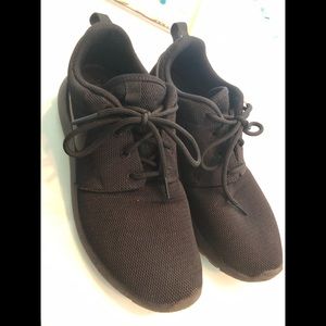 Black Nike Roshe sneakers